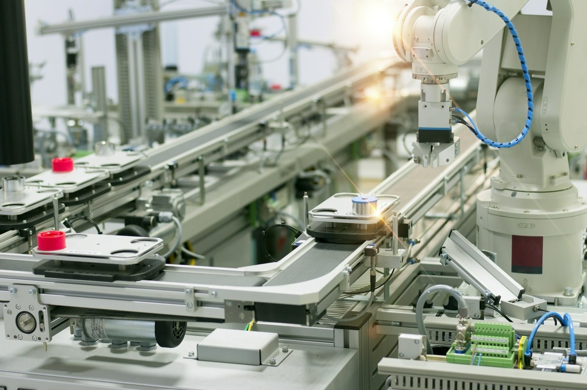 Hybryda czy pełne serwo AC? Co wybrać do napędu profesjonalnej maszyny CNC?